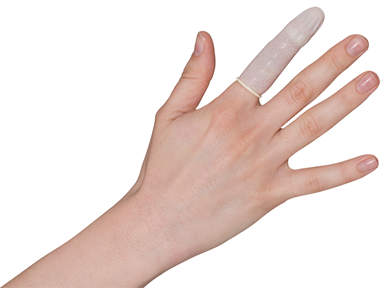 Nahaufnahme einer Hand mit einem Fingerling aus Latex, der über den Zeigefinger gezogen ist. Der Fingerling ist durchsichtig und wird an der Fingerbasis mit einem kleinen Gummiband fixiert. Der Hintergrund ist transparent, wodurch der Fokus vollständig auf der Hand und dem Fingerling liegt.